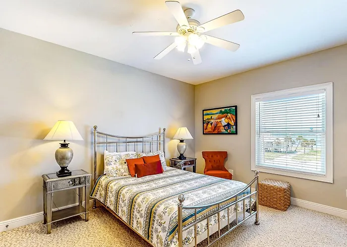 Roomy Coastal Gulf Front Retreat With Private Gulf-front Splash Pool & Gulf View *
