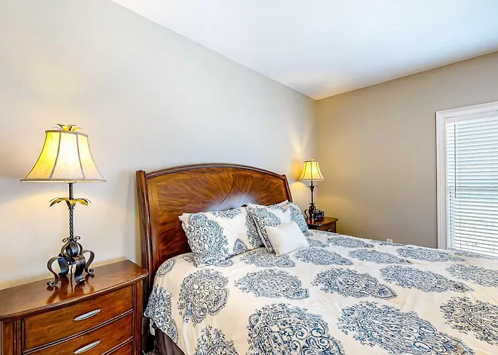 Roomy Coastal Gulf Front Retreat With Private Gulf-front Splash Pool & Gulf View