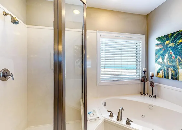Roomy Coastal Gulf Front Retreat With Private Gulf-front Splash Pool & Gulf View