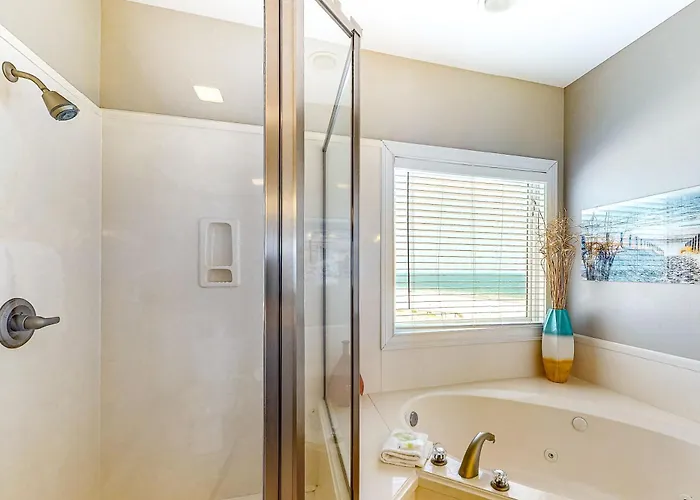 Holiday home Roomy Coastal Gulf Front Retreat With Private Gulf-front Splash Pool & Gulf View