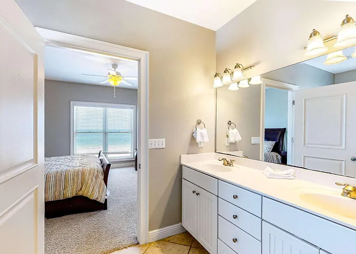 Holiday home Roomy Coastal Gulf Front Retreat With Private Gulf-front Splash Pool & Gulf View *