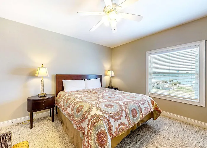 Roomy Coastal Gulf Front Retreat With Private Gulf-front Splash Pool & Gulf View