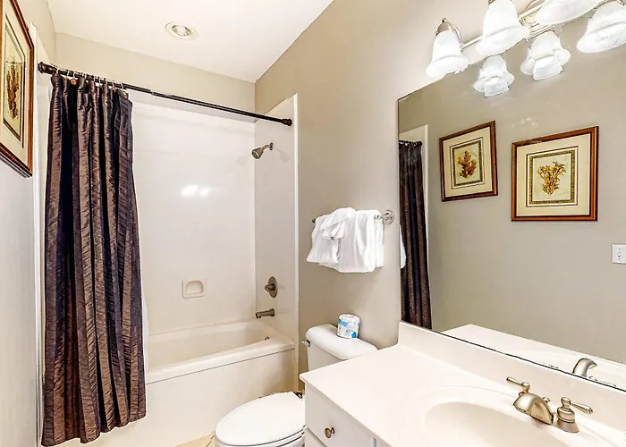 Roomy Coastal Gulf Front Retreat With Private Gulf-front Splash Pool & Gulf View